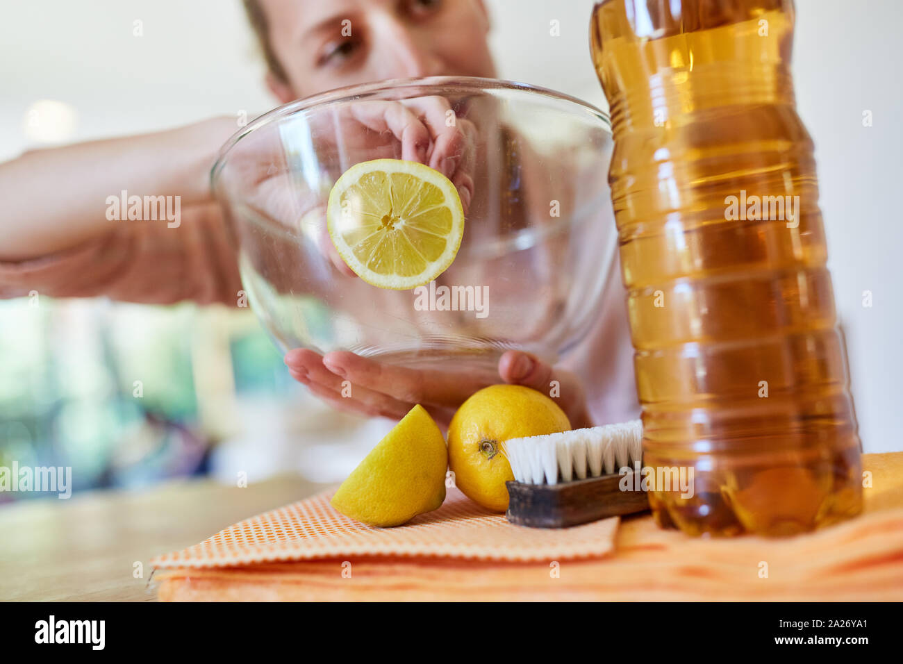 Hausfrau reinigt ein Glas Zitronensäure Schüssel als Haupthilfsmittel Stockfoto
