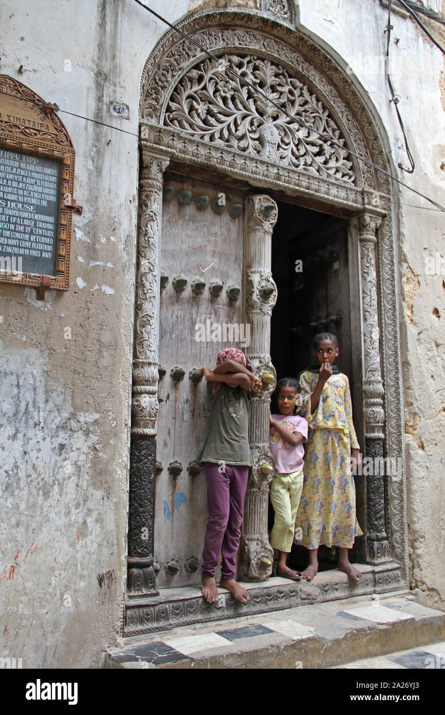 Vordere Tür des arabischen Stil Tippu Tip's House, Kunst geschnitzte Tür, Selbstmord Alley, Stone Town, Sansibar, Unguja Insel, Tansania. Stockfoto