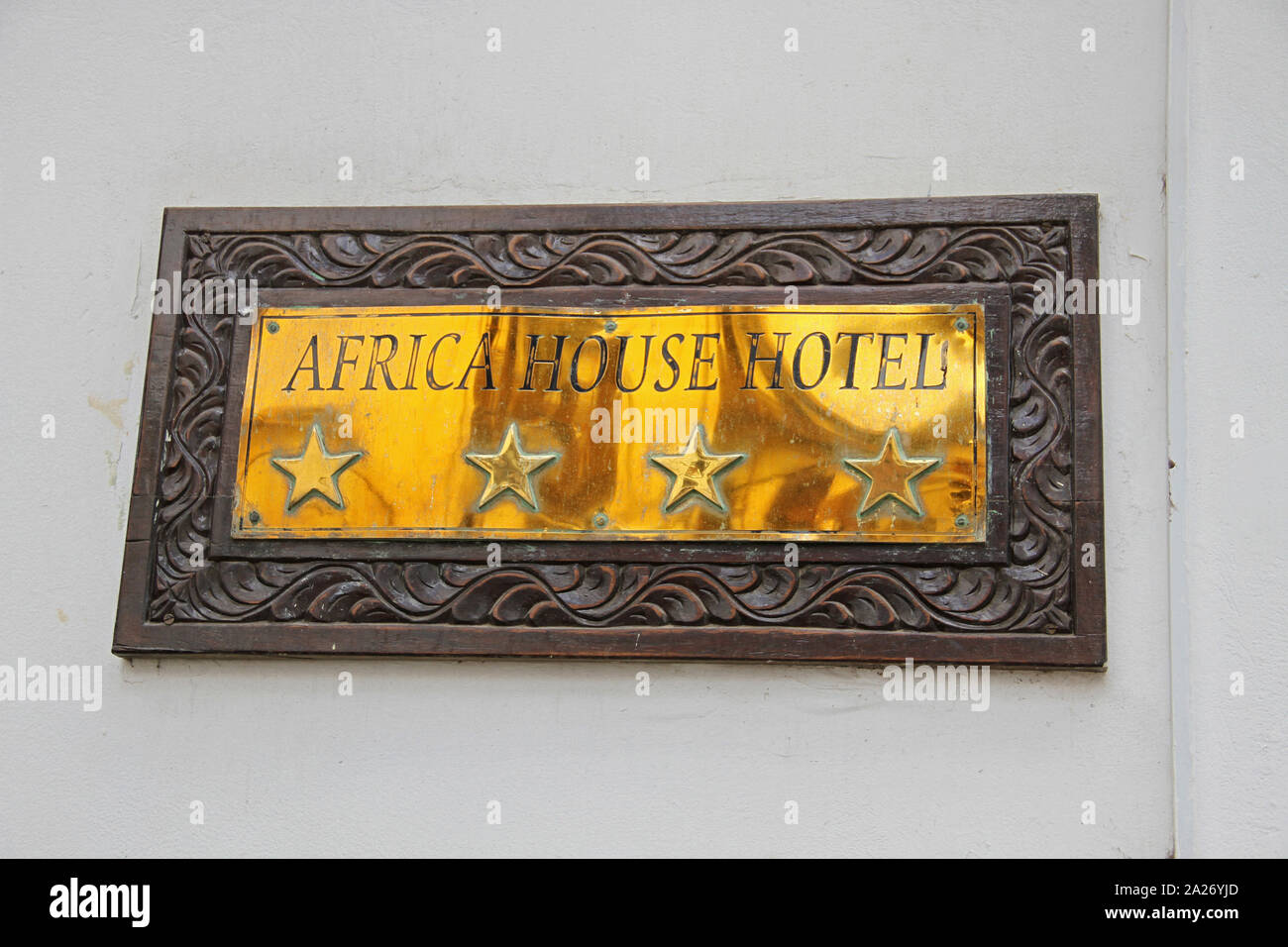 Schild nahe an der Vorderseite des 4-Sterne Afrika House Hotel, Sansibar, Unguja Insel, Tansania. Stockfoto