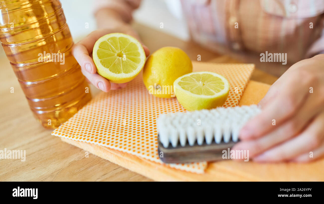 Zitronen und Essig als DIY-biologische Reinigungsmittel Stockfoto