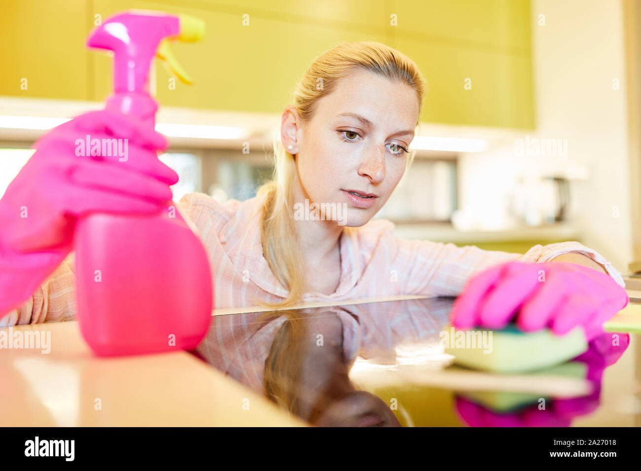 Haushaltshilfe oder Putzfrau Reinigung mit dem Herd in der Küche reinigen Stockfoto