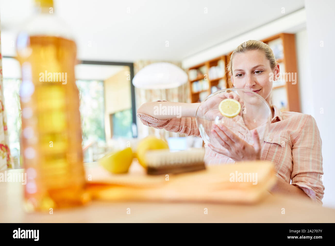 Hausfrau verwendet Zitronen als Haupthilfsmittel für Reinigung eine Glasschale Stockfoto