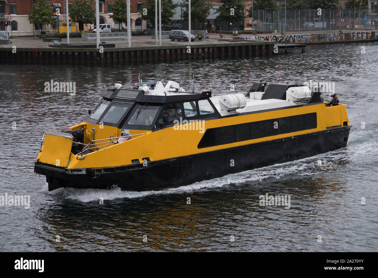 Touristische Bootsfahrt in der Stadt Kopenhagen an einem bewölkten Herbst Tag, Dänemark Stockfoto