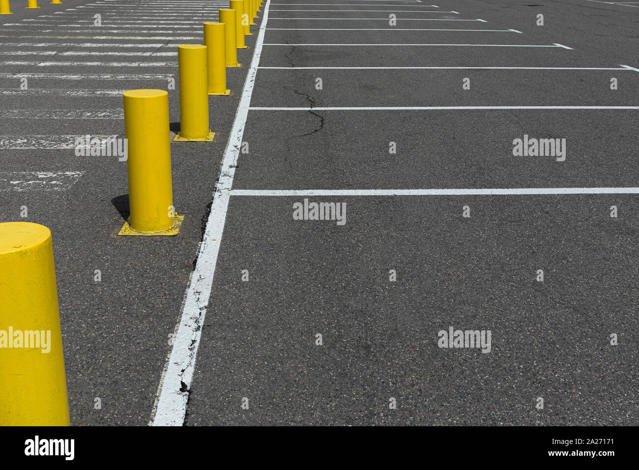 Weiß auch Parken am Parkplatz, von gelber Rahmen Zeichen getrennt Stockfoto