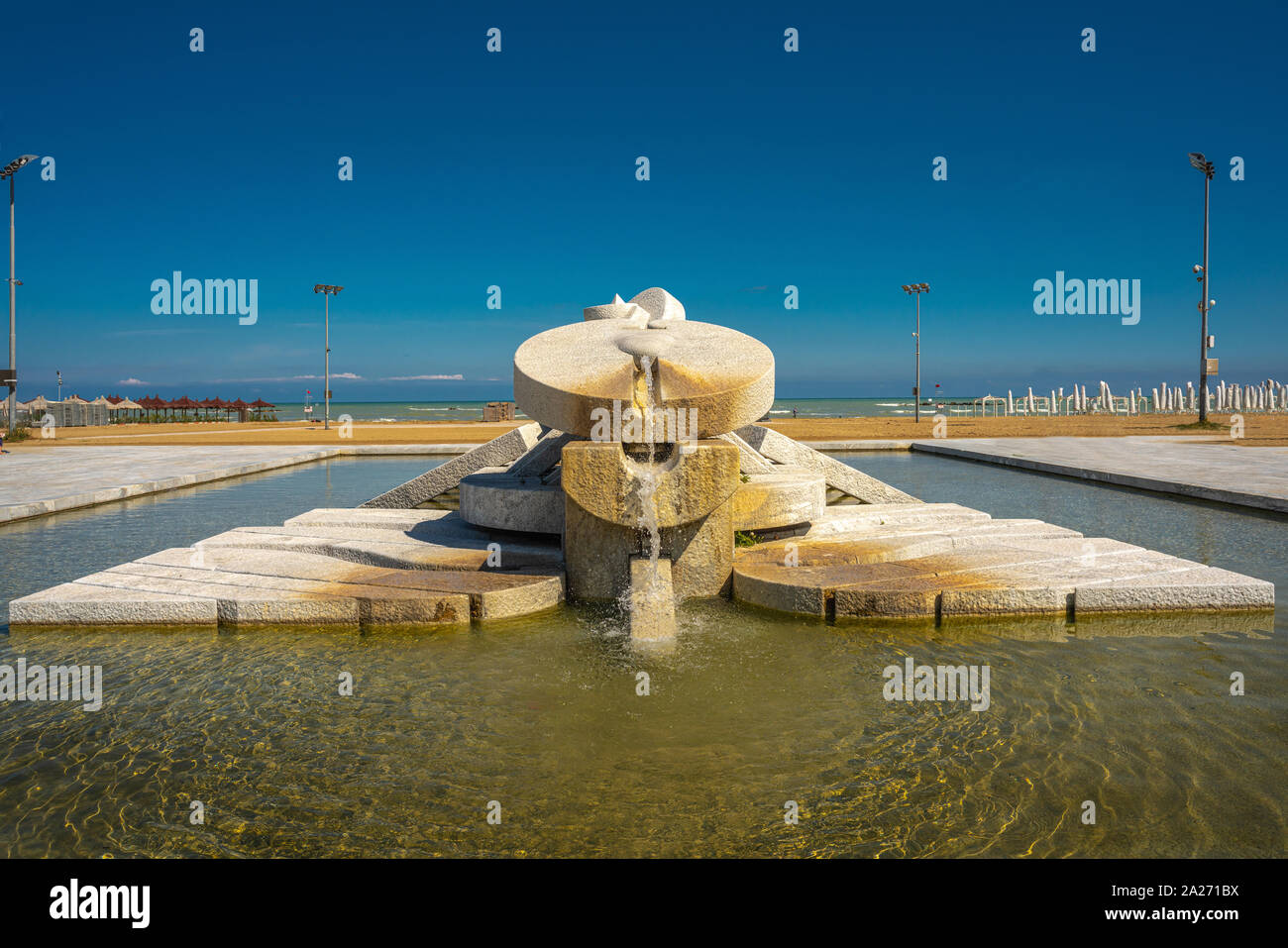 Pescara Fountain' Nave di Cascella" an der Küste der Adria Stockfoto