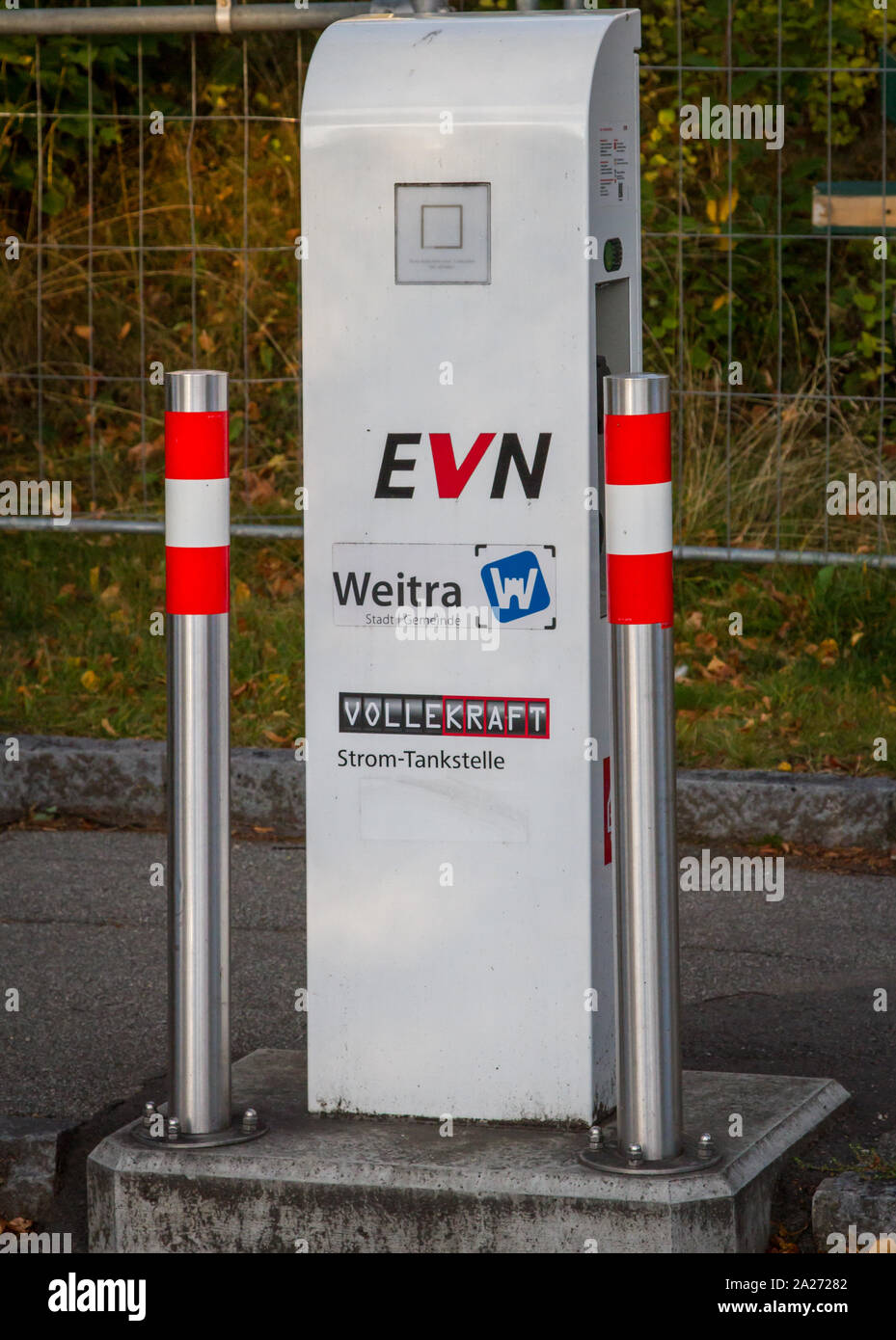 Öffentliche Ladestation für E-Autos in Weitra, einer historischen Stadt im Waldviertel, Österreich Stockfoto