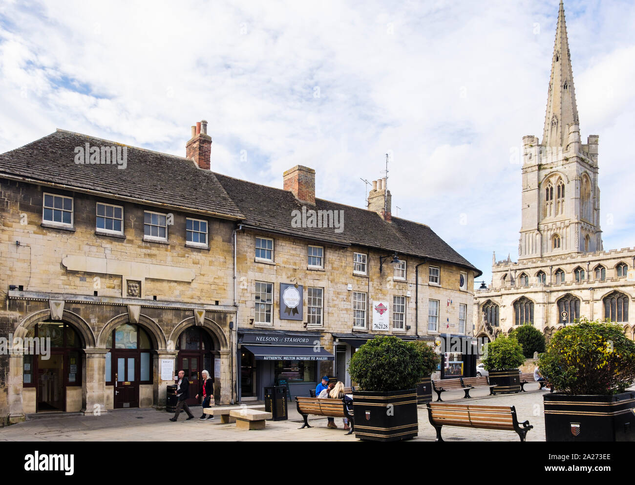 Nelsons authentische Melton Mowbray Pork Pie maker Shop und alle Heiligen Kirche. Red Lion Square, Stamford, Lincolnshire, England, Vereinigtes Königreich, Großbritannien Stockfoto