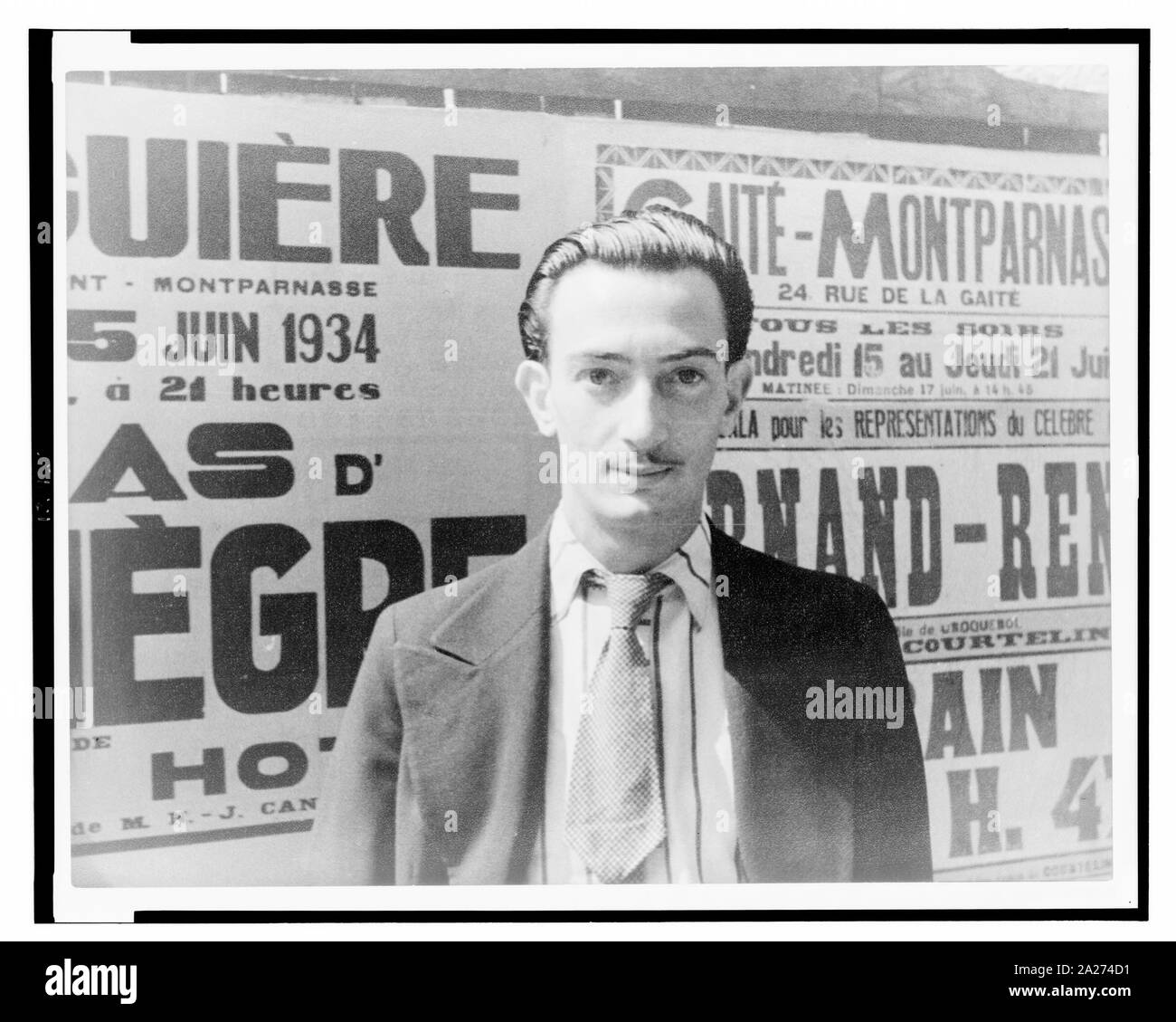 Porträt von Salvador Dalí, Paris Titel abgeleitet von Informationen auf der Rückseite der fotografischen Drucken. Van Vechten Anzahl: XXXV F4. Geschenk; Carl Van Vechten Immobilien; 1966. Teil: Portrait Fotos von Berühmtheiten, eine Menge, die wiederum Teil der Carl Van Vechten foto Sammlung (Bibliothek des Kongresses). Medium 1 Foto: Gelatine Silber. Rufnummer MENGE 12735, Nr. 276 REPRODUKTION ANZAHL LC-USZ 62-133965 DLC (b&w film Kopieren neg.); Stockfoto