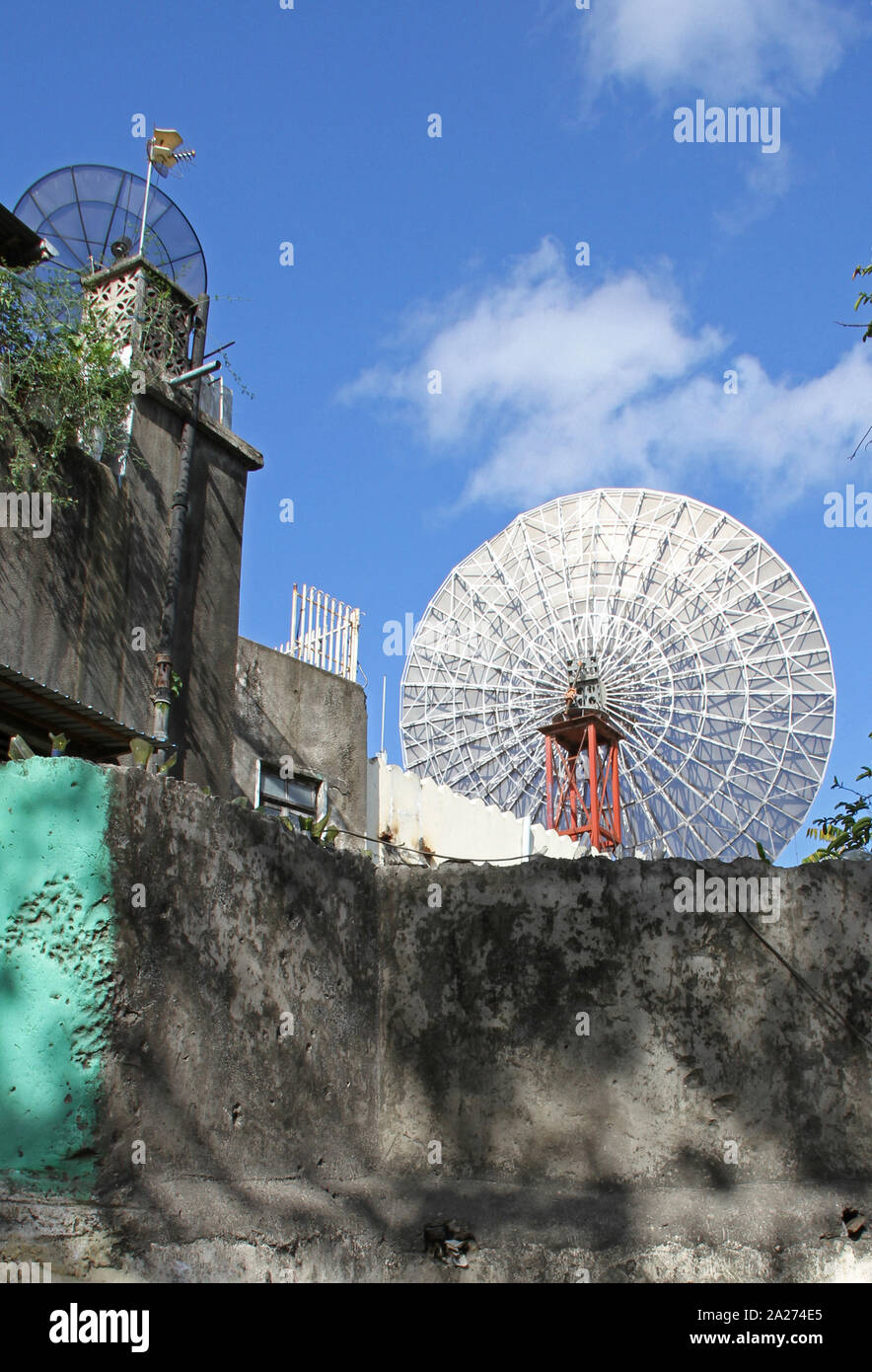 Satellitenschüsseln, Stone Town, Sansibar, Unguja Insel, Tansania. Stockfoto