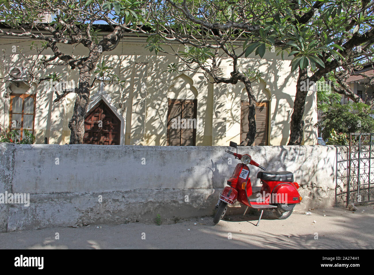 Red scooter vor Wohnhaus, Stone Town, Sansibar, Unguja Insel, Tansania. Stockfoto