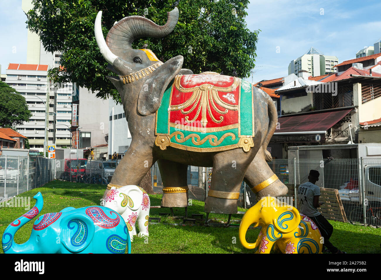 10.05.2019, Singapur, Singapur - farbenfrohe Skulpturen der Elefanten stand in einem kleinen Park in Little India. 0 SL 190510 D 006 CAROEX.JPG [MODEL RELEASE: N Stockfoto