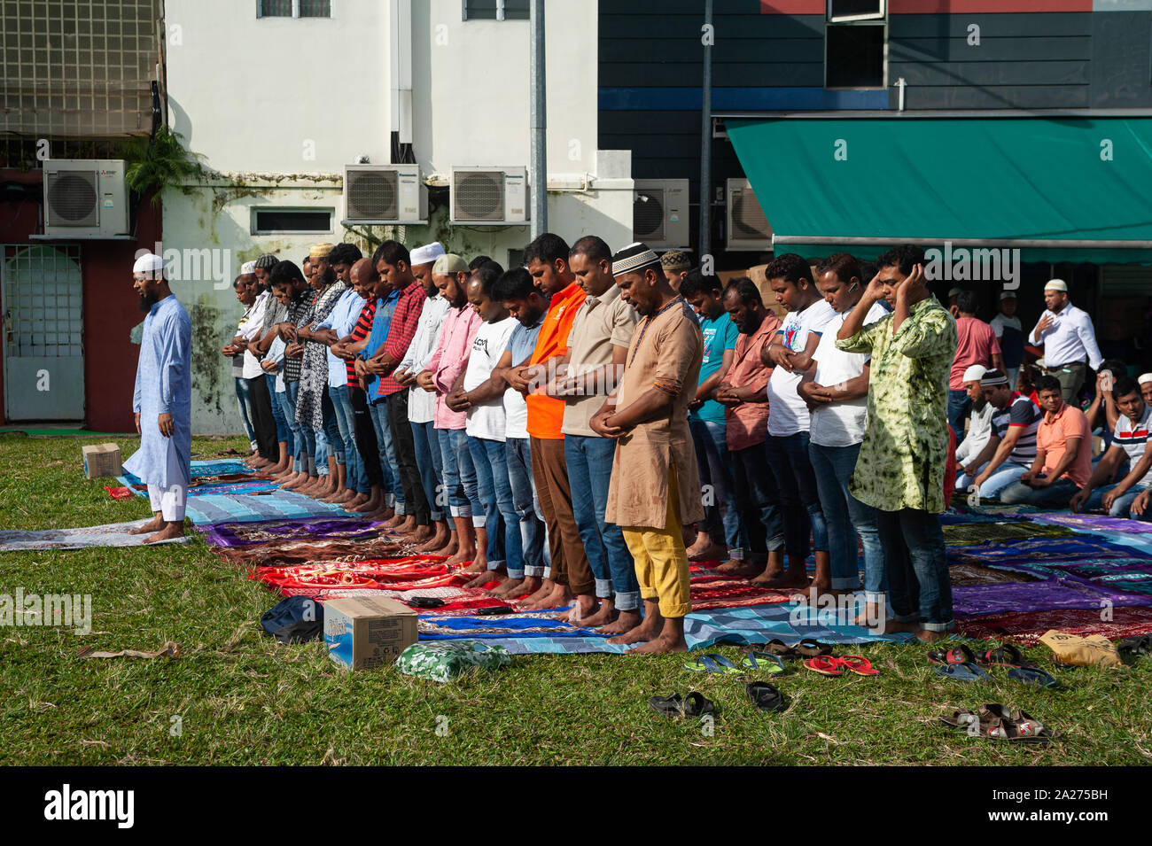 02.06.2019, Singapur, Singapur - Muslimische Männer beten, während des Ramadan auf einem Rasen in Little India. 0 SL 190602 D003 CAROEX.JPG [MODEL RELEASE: NEIN PROPERTY RE Stockfoto