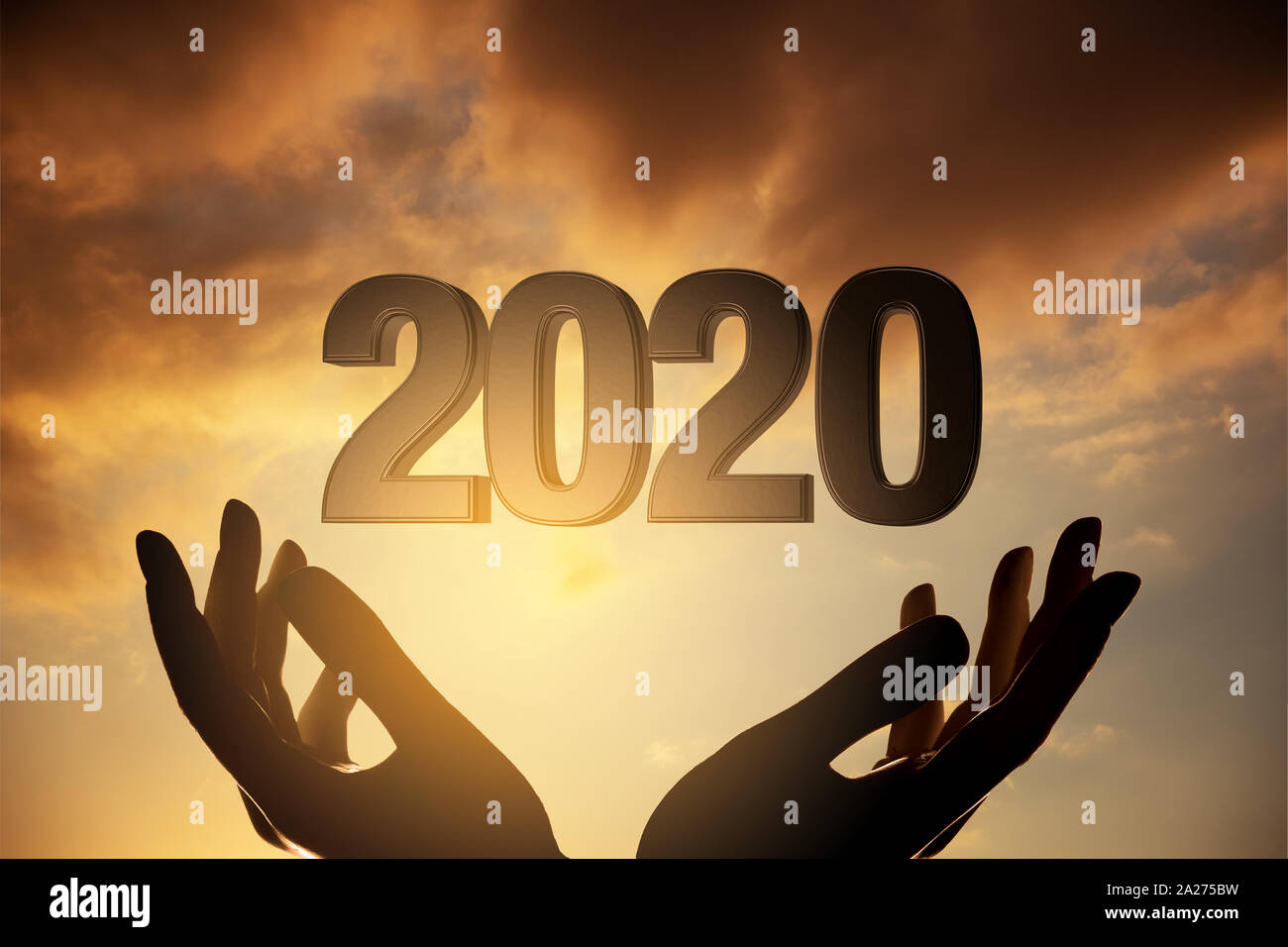 2020 Neue Jahr Konzept mit Silhouette Hände gegen Sonnenuntergang. Stockfoto