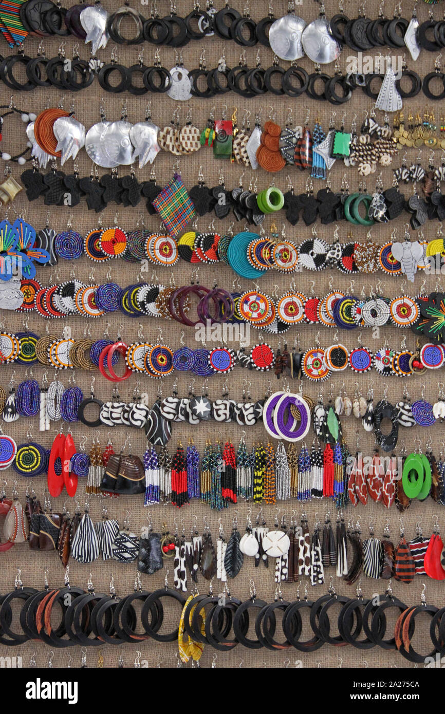 Alle Arten von traditionellen afrikanischen Ohrringe für Verkauf an den  Marktstand, Stone Town, Sansibar, Unguja Insel, Tansania Stockfotografie -  Alamy