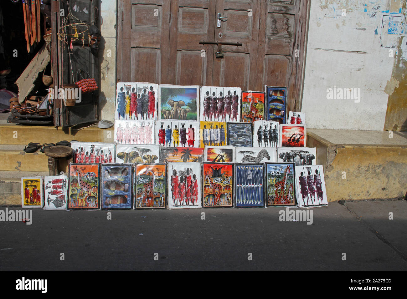 Traditionelle afrikanische Gemälde auf der Straße verkauft, Stone Town, Sansibar, Unguja Insel, Tansania. Stockfoto
