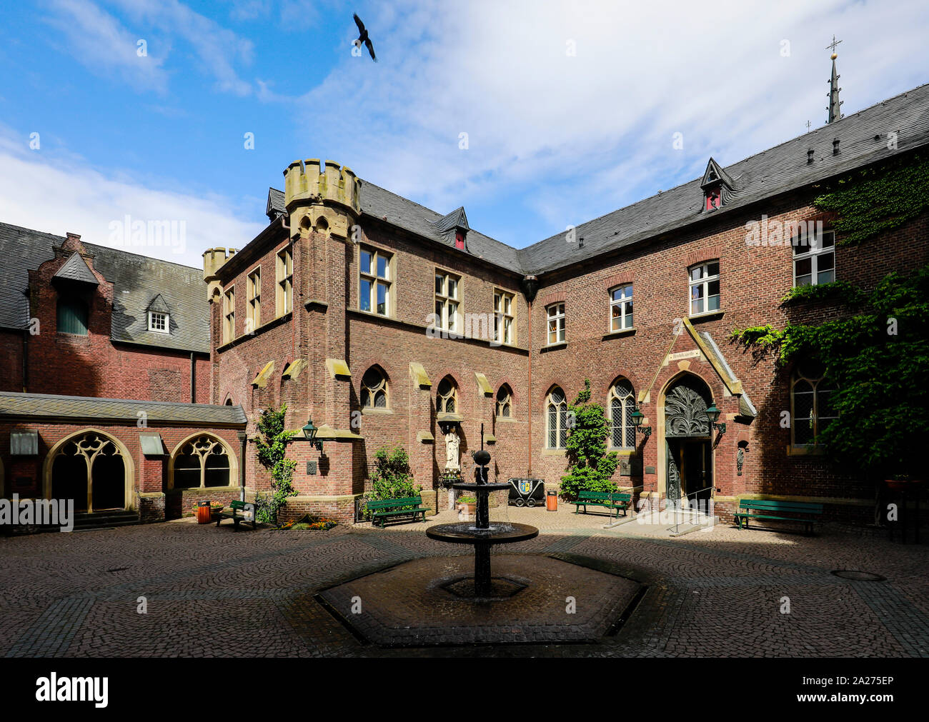 05.05.2019, Kevelaer, NRW, Deutschland - Innenhof mit Springbrunnen mit konfessionellen Kapelle der Basilika von Maria im Wallfahrtsort Ke Stockfoto
