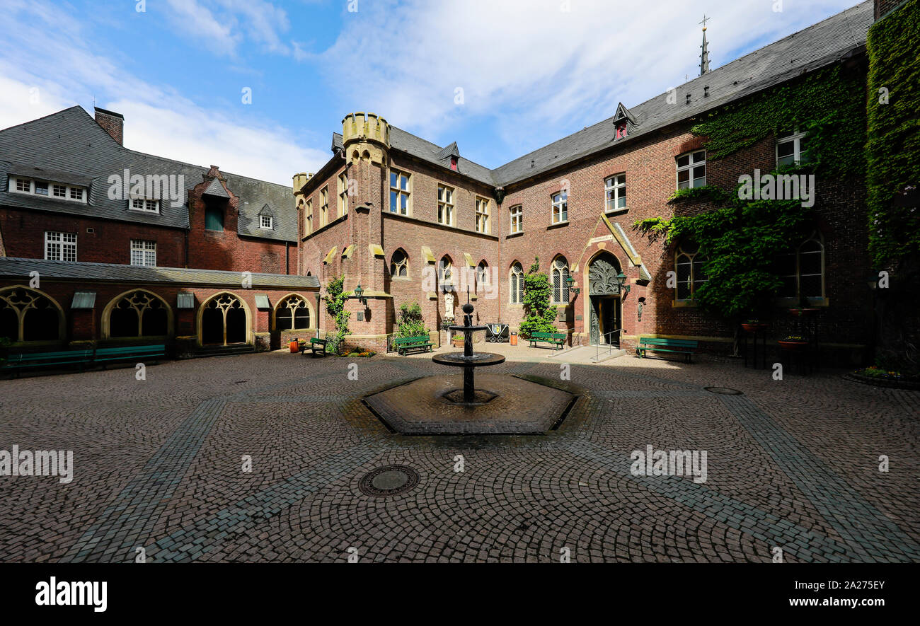05.05.2019, Kevelaer, NRW, Deutschland - Innenhof mit Springbrunnen mit konfessionellen Kapelle der Basilika von Maria im Wallfahrtsort Ke Stockfoto