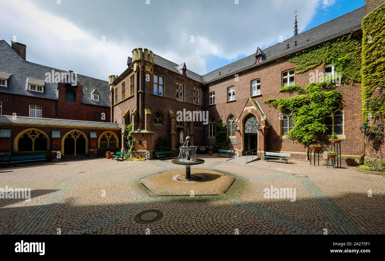 05.05.2019, Kevelaer, NRW, Deutschland - Innenhof mit Springbrunnen mit konfessionellen Kapelle der Basilika von Maria im Wallfahrtsort Ke Stockfoto
