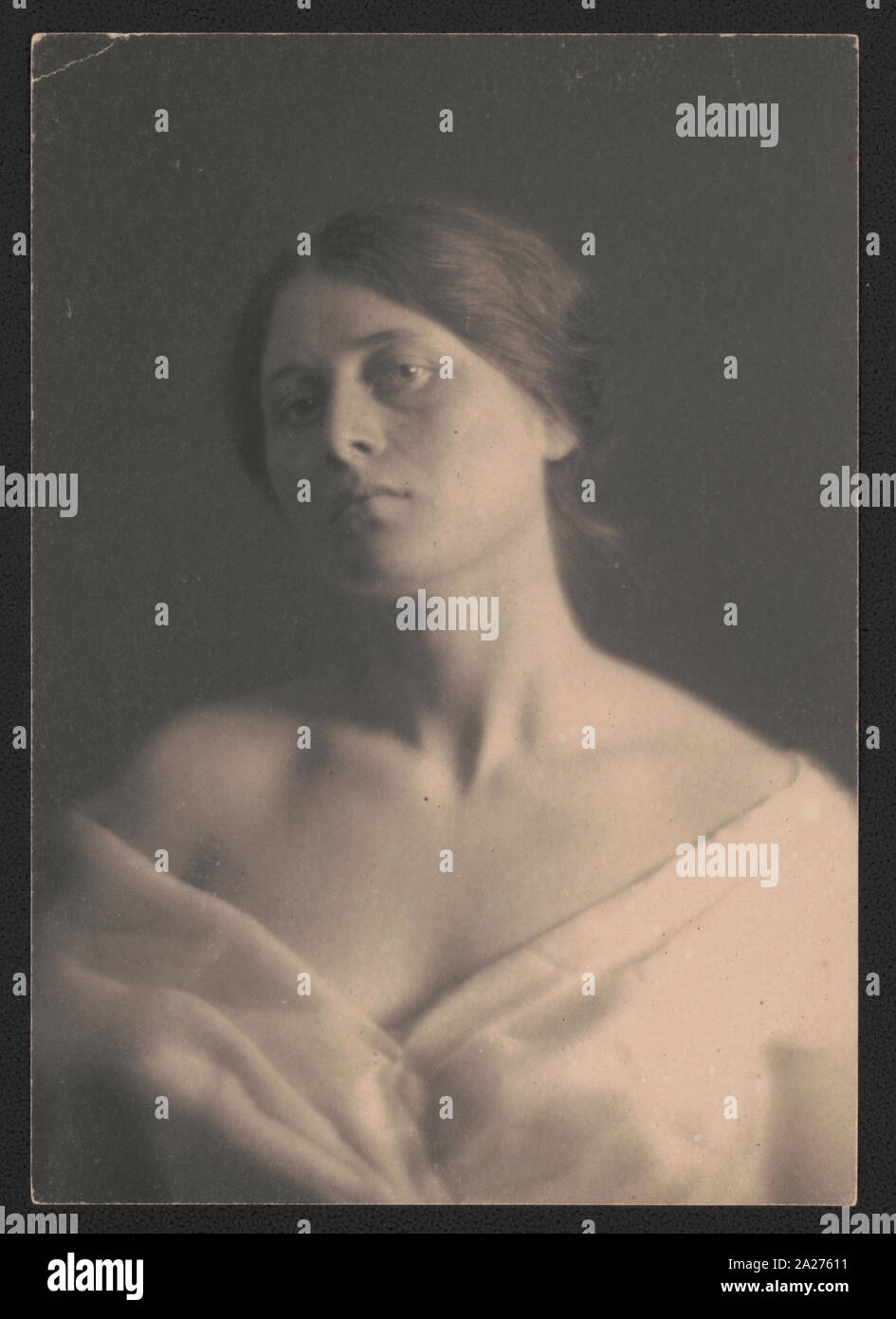 Porträt einer unbekannten Frau, nach vorne, das Tragen von Off-the-shoulder v-ausschnitt Kleidung Stockfoto