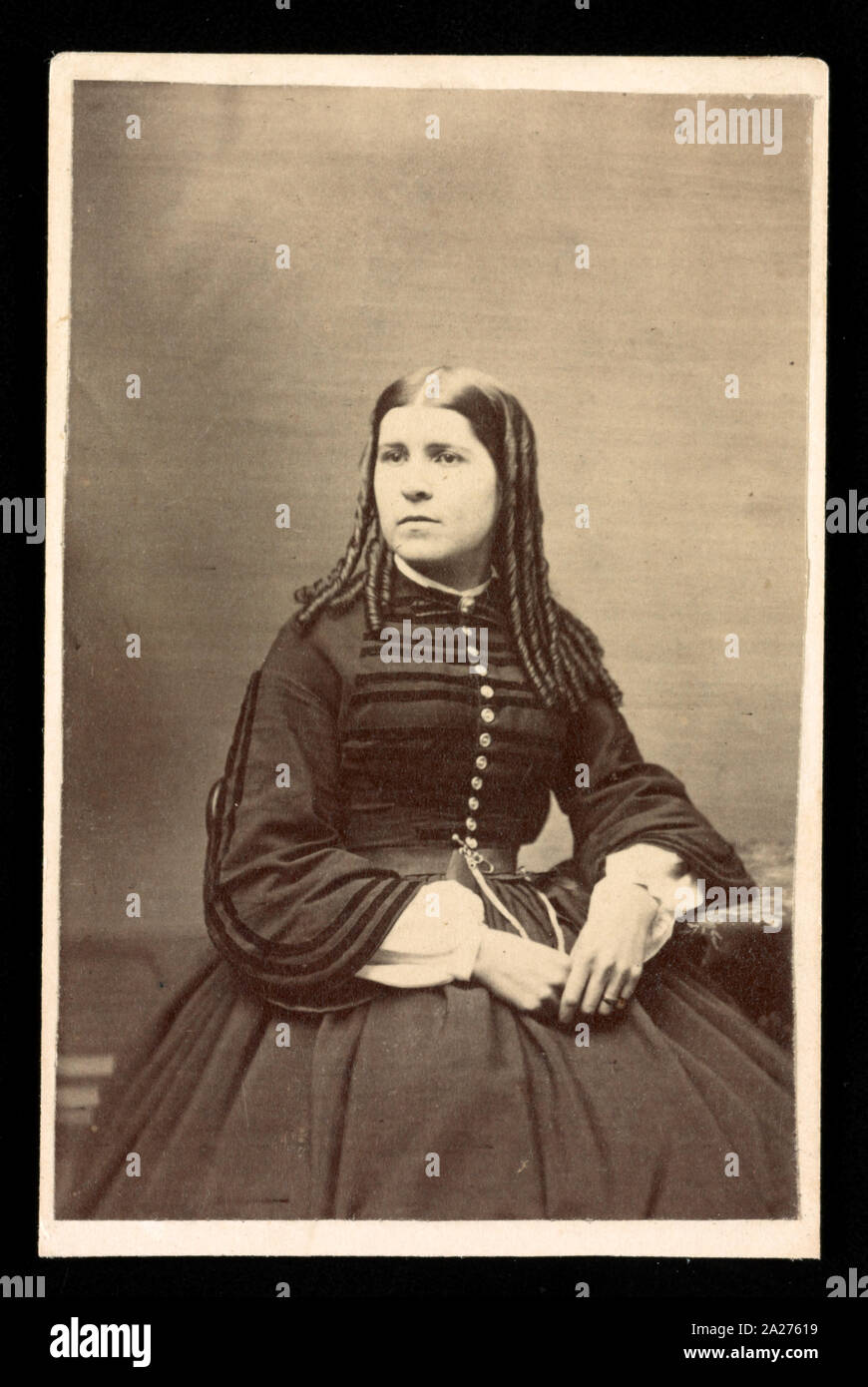 Porträt einer unbekannten Frau, sitzen, mit Blick auf Links/Usher & Davis, Fotografen, Nr. 27 Market Square, Portland, Maine Stockfoto
