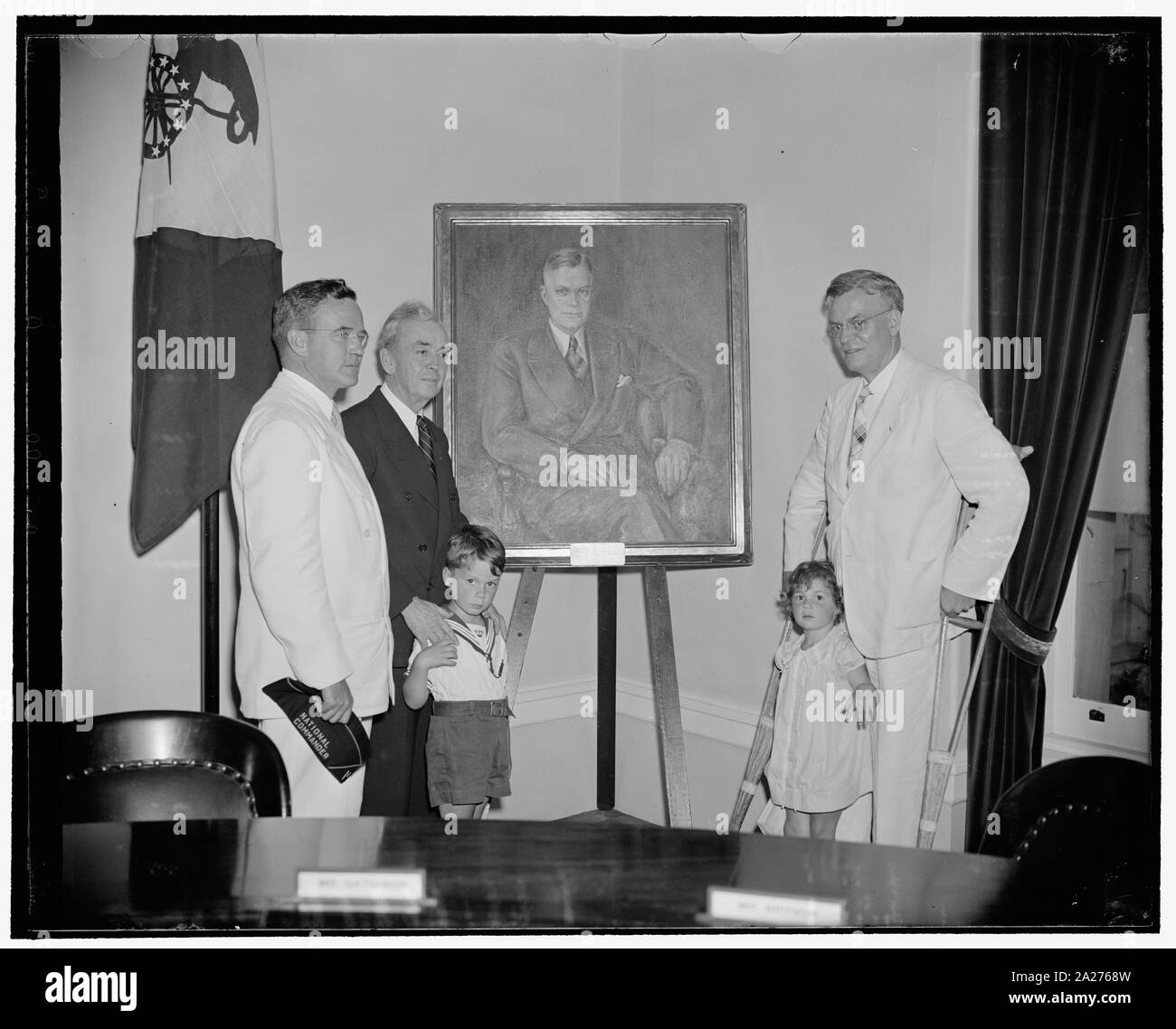 Portrait von Veterans' Freund vorgestellt Haus Veterans' Committee. Washington, D.C., am 28. Juni. Ehemaliger Vertreter Royal C. Johnson, der links Kongress 1918 die Armee als Buck private, dann auf dem Kongress seine Wiederwahl, links der Service seinen Sitz im Haus wieder aufzunehmen, wurde heute anwesend ist, wenn ein Portrait von sich selbst in das Haus Veterans' Ausschuss aufgehängt wurde. Das Bild war für den amerikanischen Legion, mit der der Ausschuss über seine nationalen Commander Stephen Chadwick vorgestellt. Rep. John E. Rankin, Vorsitzender des Ausschusses angenommen. Das Porträt wurde der committ gegeben Stockfoto