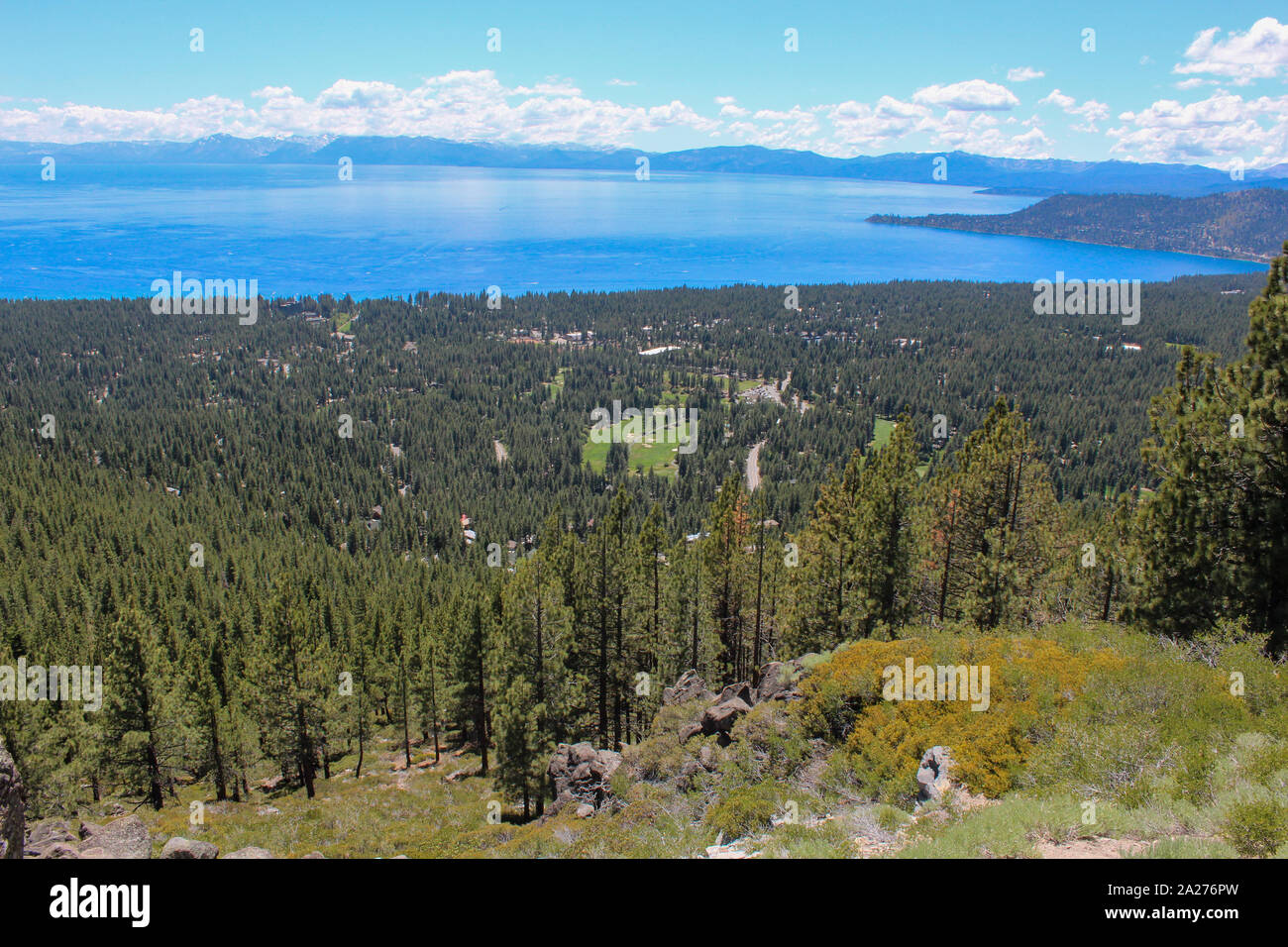 Schöne Sicht auf den See Tahoe und Golfplatz aus der Sicht in Kalifornien - Nevada Staatsgrenze Stockfoto