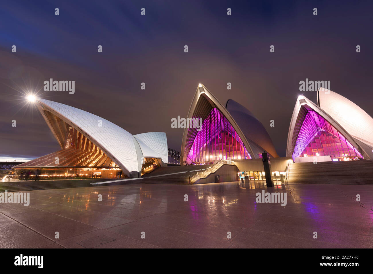 Nahaufnahme der legendären Sydney Opera House, nachts bei Vivid Festival. Vivid Sydney ist das weltweit grösste Festival der Licht, Musik und Ideen. Stockfoto
