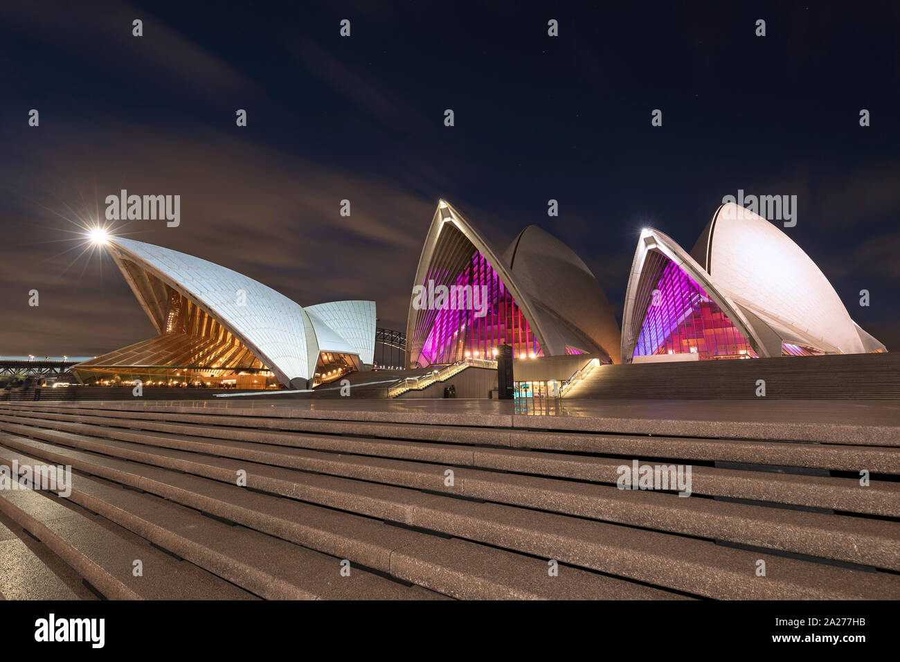 Nahaufnahme der legendären Sydney Opera House, nachts bei Vivid Festival. Vivid Sydney ist das weltweit grösste Festival der Licht, Musik und Ideen. Stockfoto