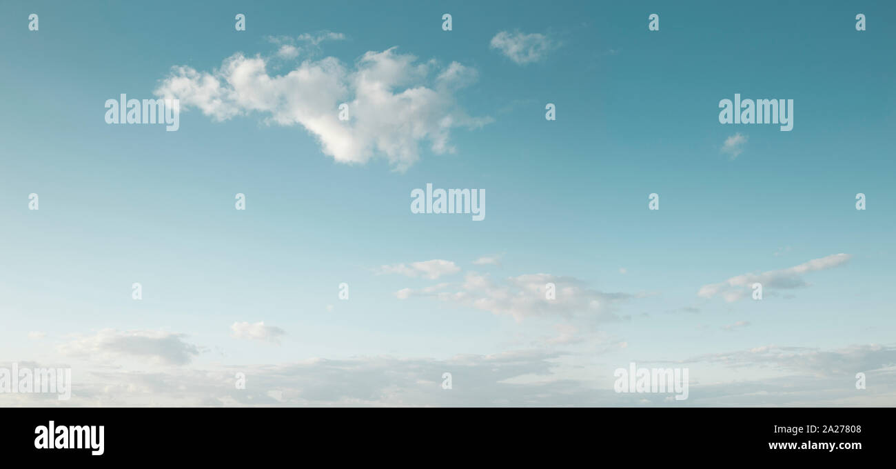12:00 Uhr wunderschönen blauen Himmel mit weißen Fluffy Clouds Stockfoto
