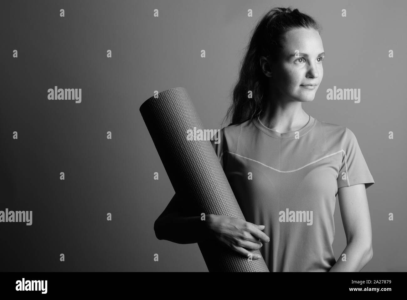 Junge schöne Frau mit übung Matte für Yoga Ausbildung Stockfoto