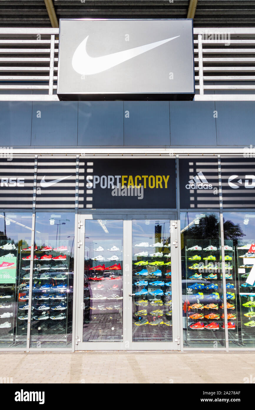 Sportfactory Sport Sport und kleidung shop shop Fassade mit großen Nike und Adidas Logo in der Familie Mitte, Sopron, Ungarn Stockfoto