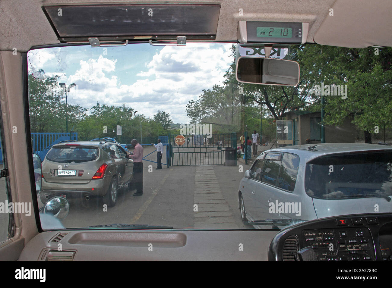 Mautstelle an der Grenze zwischen Sambia und Simbabwe, Blick in das Innere einer stationären Kombi Kleinbus Taxi, Simbabwe. Stockfoto