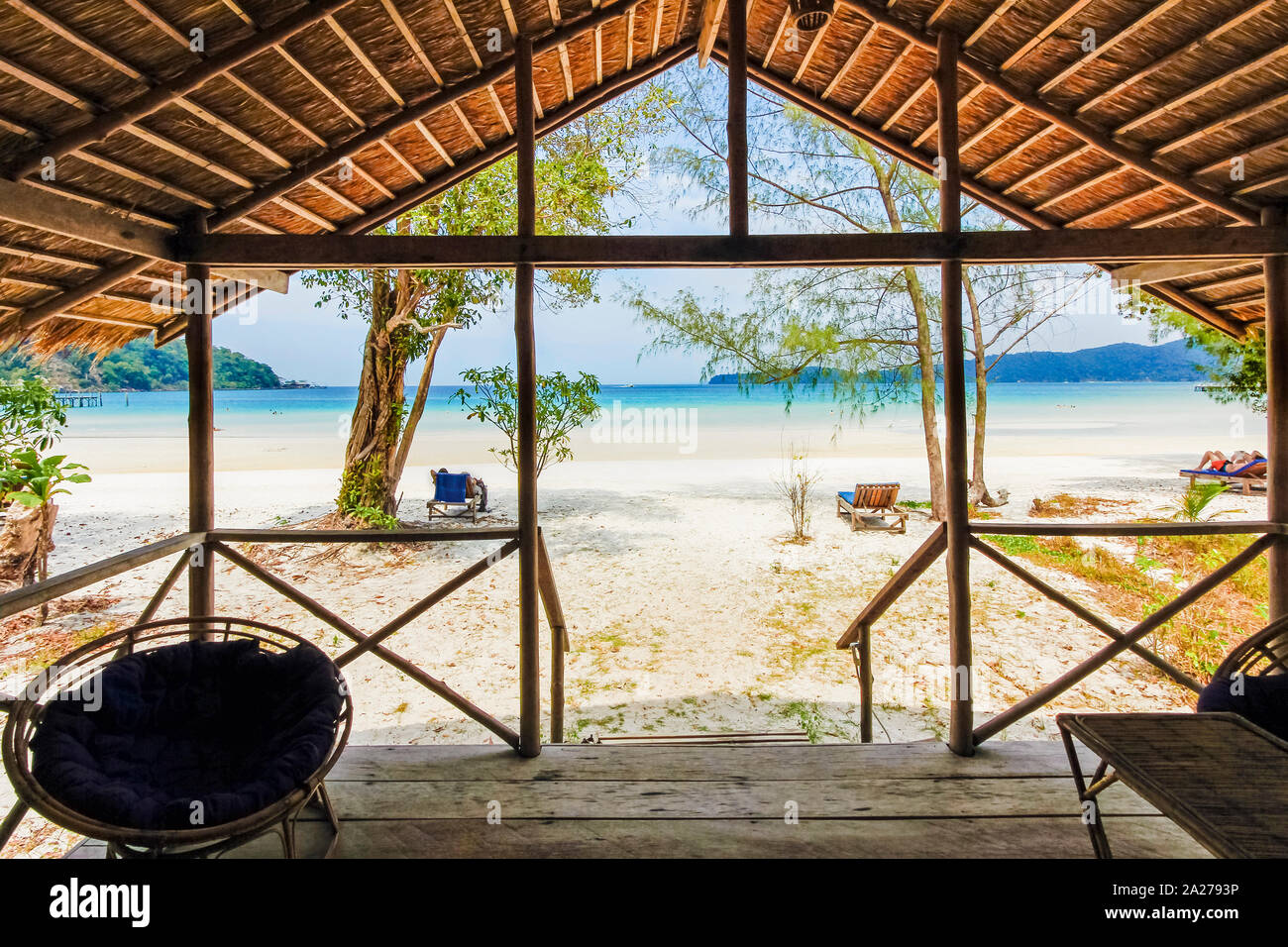 Blick von touristische Hütte von den wunderschönen weißen Sandstrand in diesem Holiday Island; Saracen Bay Resort, Koh Rong Sanloem Insel, Sihanoukville, Kambodscha Stockfoto