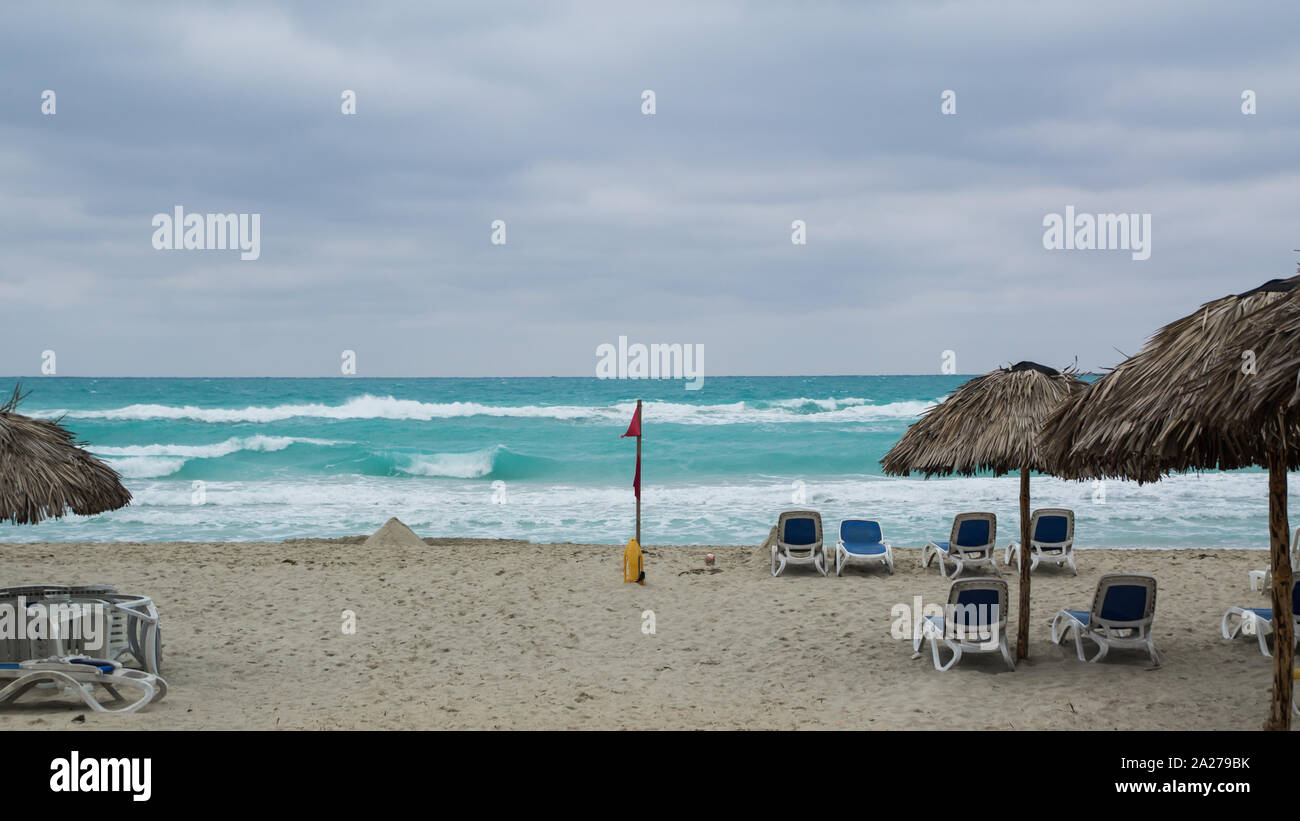 Verlassenen Strand von Varadero bei schlechtem Wetter, dunkle Wolken über dem türkisfarbenen Meer. Stockfoto