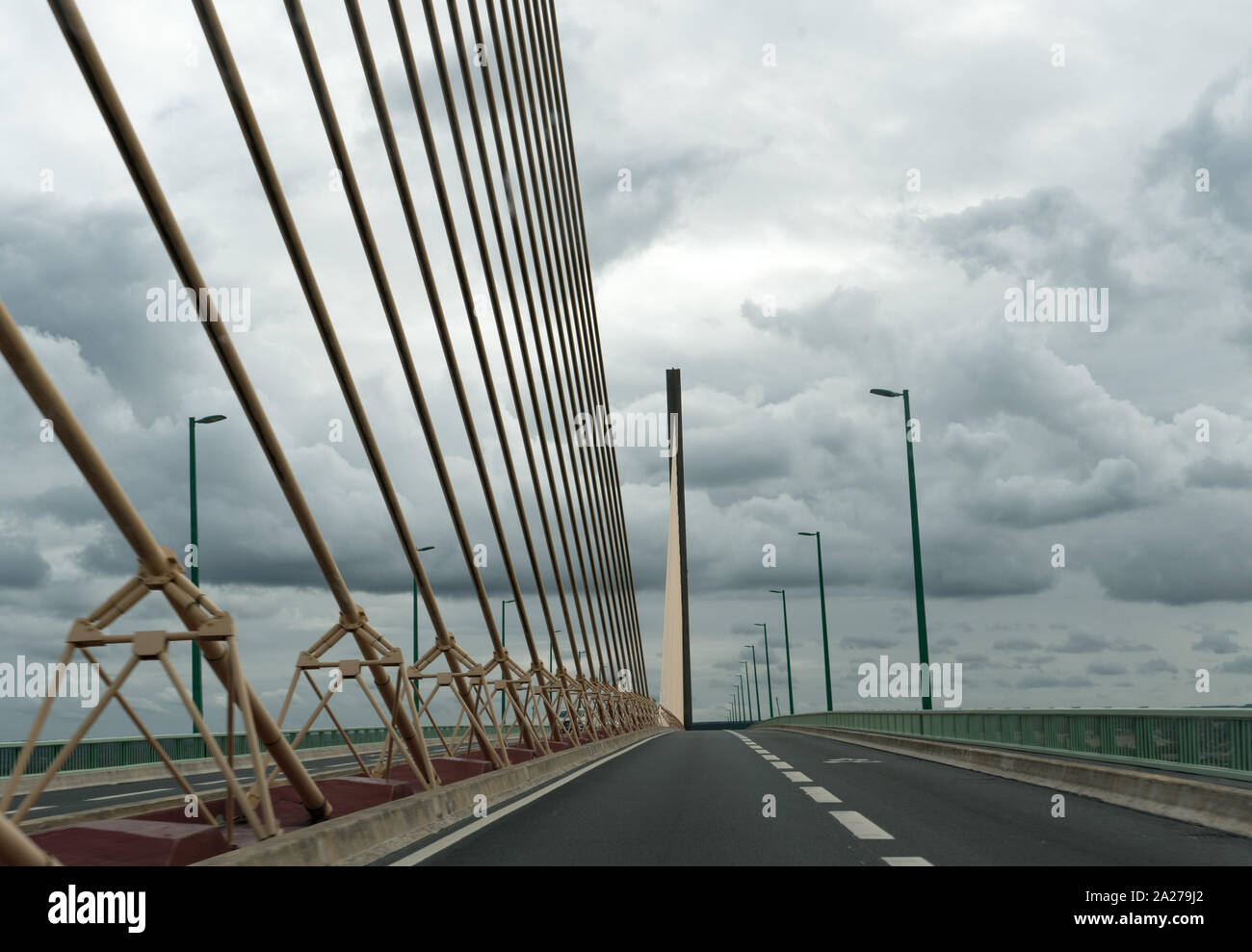 Caudebec-en-Caux, Seine-Maritime/Frankreich - 13. August 2019: Moderne Fahrwerkstechnik Schrägseilbrücke "Pont de Brotonne' über dem Fluss Seine in der Normandie Stockfoto