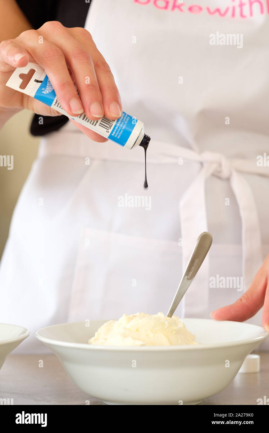 Und Dekorieren ein Kuchen Stockfoto