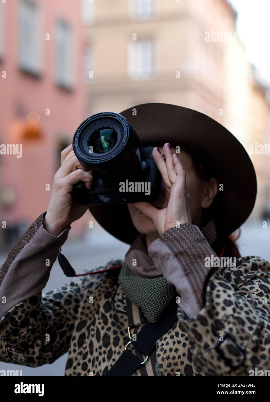 Frau in Hüte fotografieren Denkmäler, Frau touristische Fotograf Stockfoto