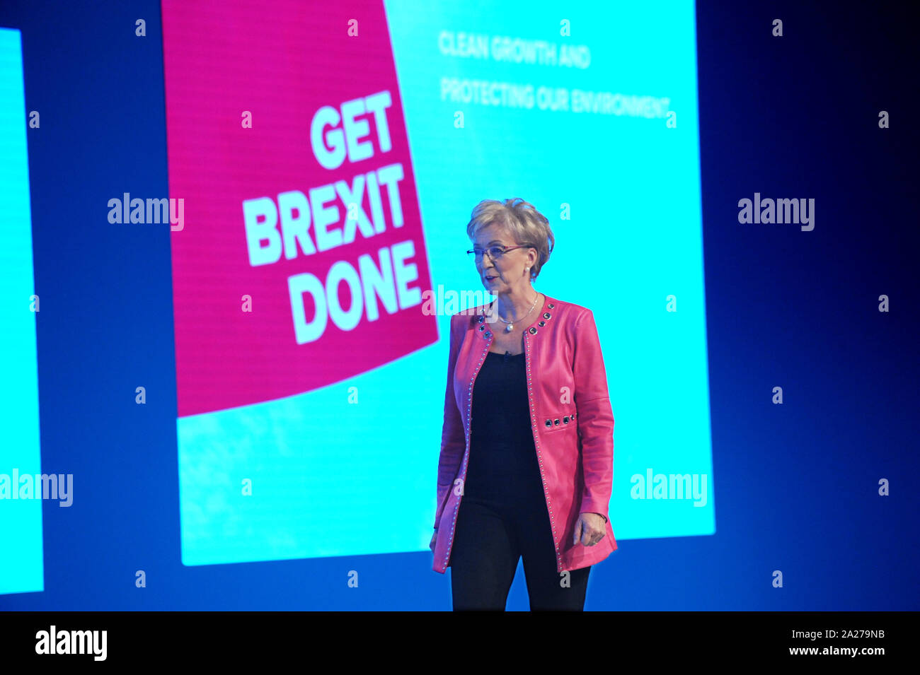 Manchester, England. 30 September, 2019 Andrea Leadsom MP, Staatssekretär für Wirtschaft, Energie und industrielle Strategie, verlässt das Podium havin Stockfoto