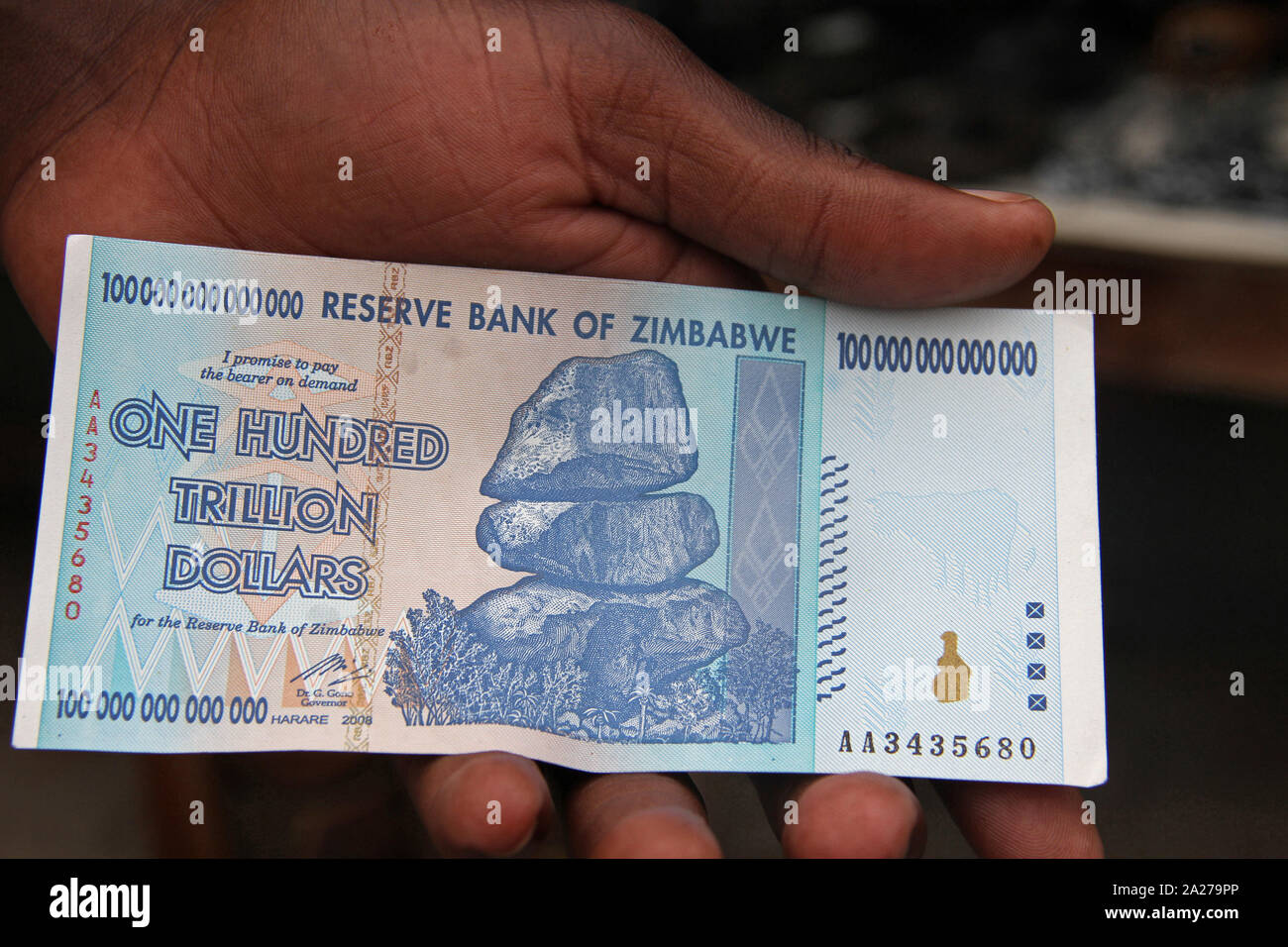 Die Hand des afrikanischen Mann hält eine 100-billion-dollar Note, Simbabwe. Stockfoto