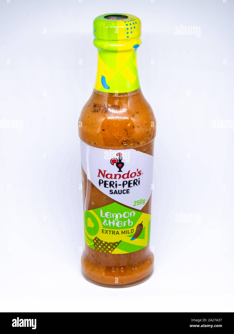 Ein Glas von Nando Peri-Peri Zitrone und Kräutern geschmack Sauce abgebildet auf einem weißen Hintergrund. Stockfoto