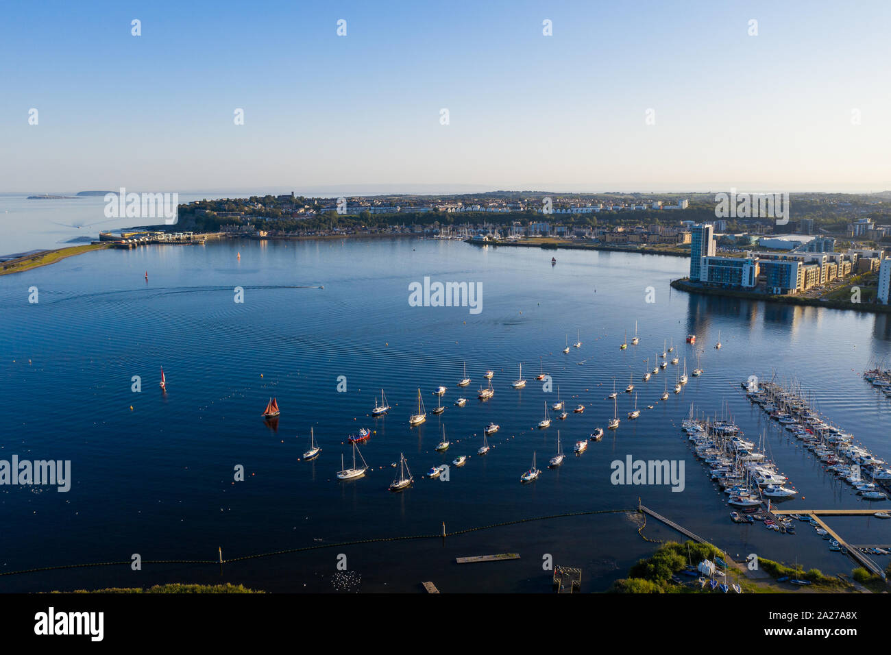 Luftbild der Bucht von Cardiff, der Hauptstadt von Wales, Großbritannien 2019 an einem klaren Himmel Sommer Tag Stockfoto