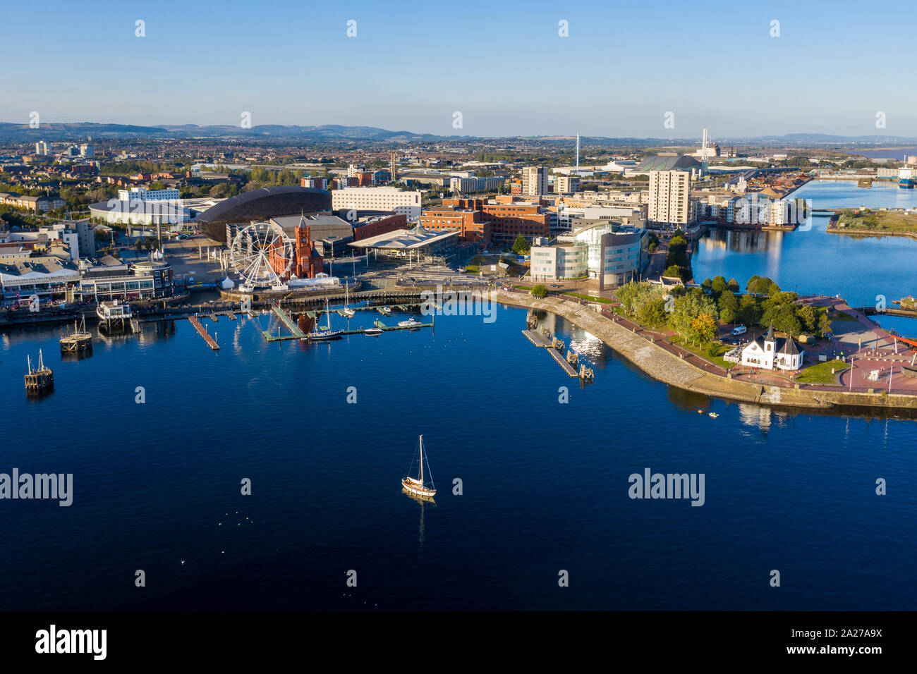 Luftbild der Bucht von Cardiff, der Hauptstadt von Wales, Großbritannien 2019 an einem klaren Himmel Sommer Tag Stockfoto