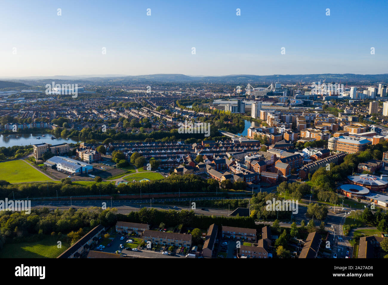 Luftbild der Bucht von Cardiff, der Hauptstadt von Wales, Großbritannien 2019 an einem klaren Himmel Sommer Tag Stockfoto