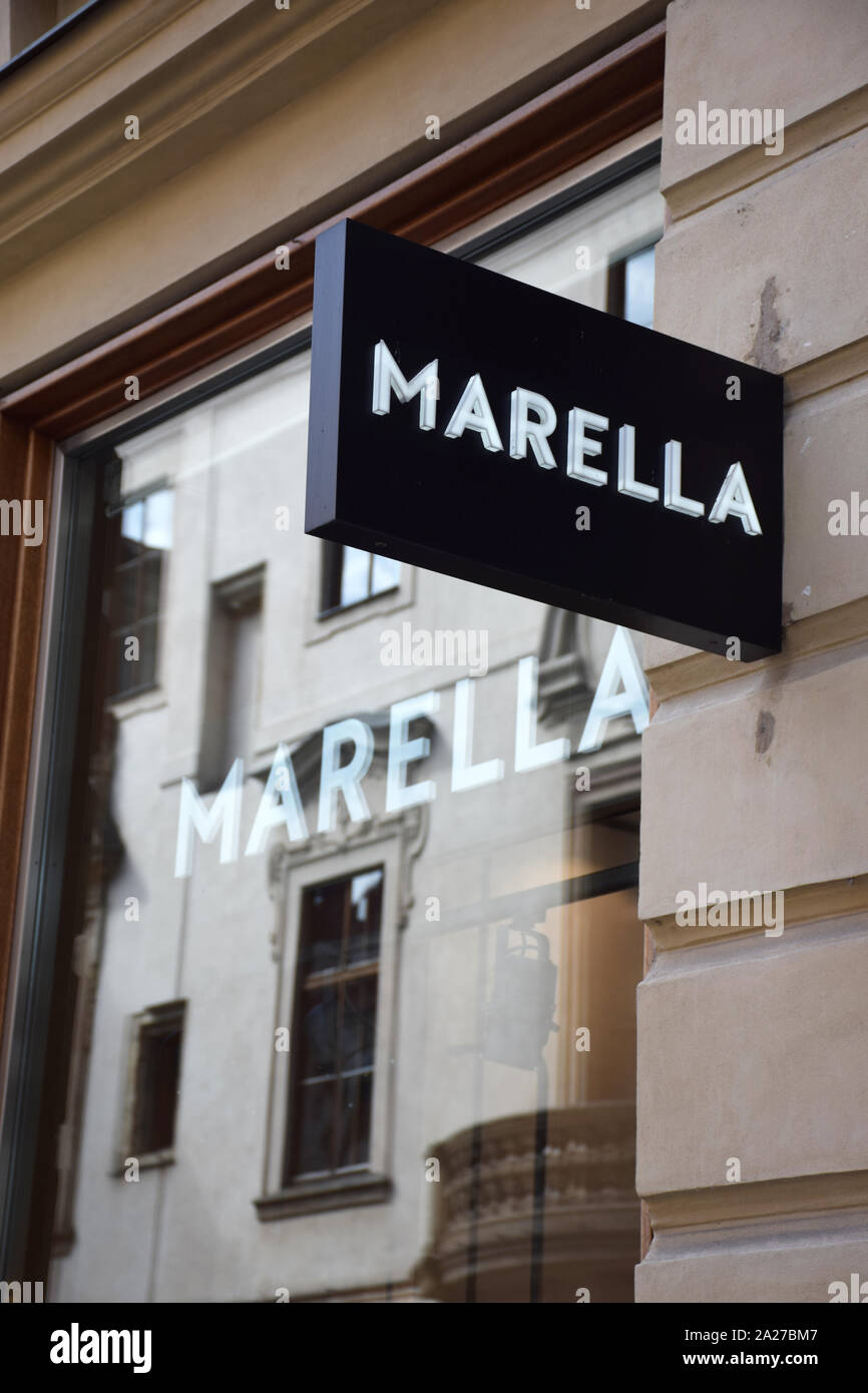 Logo von 'Marella' auf ein Schaufenster im Zentrum von Prag. Marella ist Teil der internationalen Modehaus Max Mara mit 2.300 Geschäften weltweit. Stockfoto