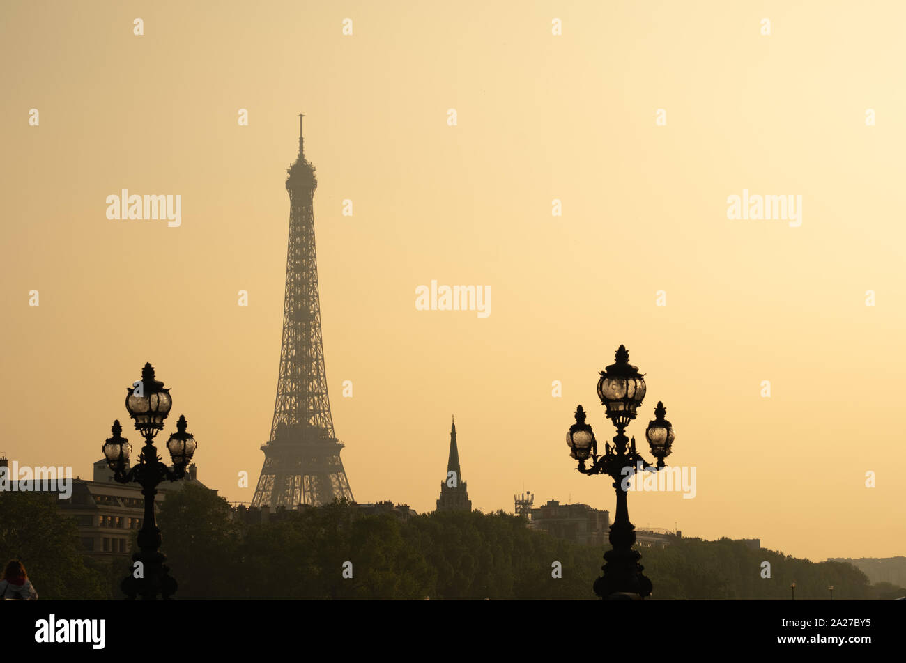 Statische Schuß von Alexandre III Bridge bei Sonnenuntergang in Paris. Eiffel Turm im Hintergrund Stockfoto