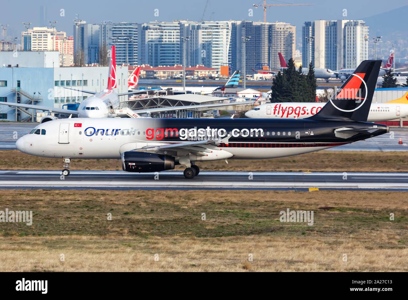 Istanbul, Türkei - 15 Februar 2019: Onur Air Airbus A320 Flugzeug am Flughafen Istanbul Atatürk (IST) in der Türkei. | Verwendung weltweit Stockfoto