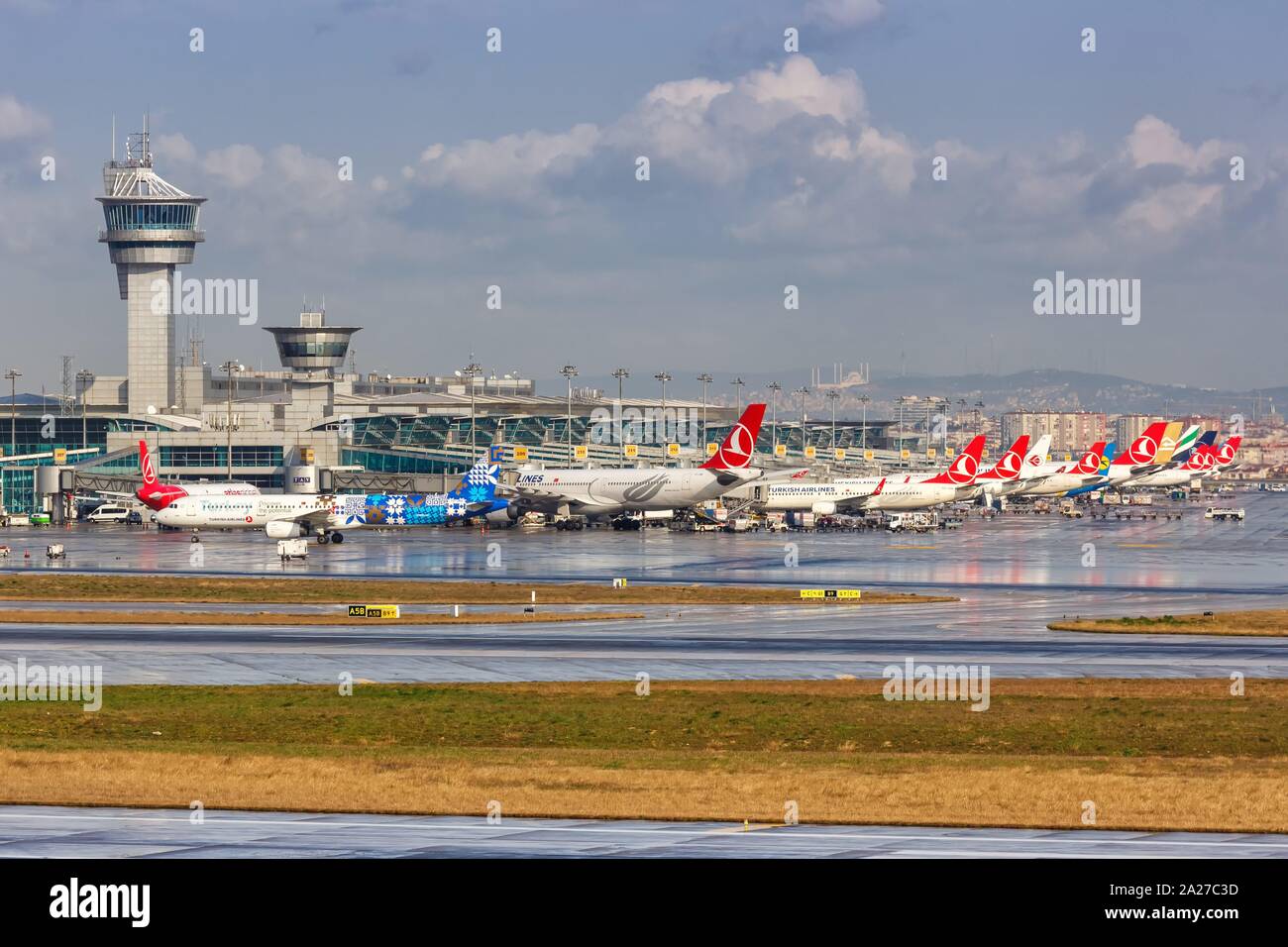 Istanbul, Türkei - 15 Februar 2019: Verschiedene Flugzeuge Flugzeug am Flughafen Istanbul Atatürk (IST) in der Türkei. | Verwendung weltweit Stockfoto