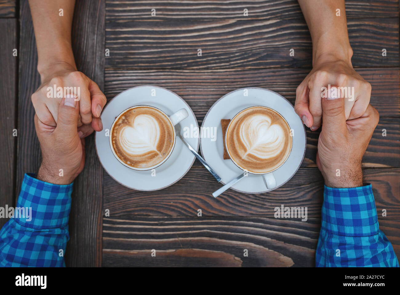Junges Paar in Liebe Kaffee trinken auf dating. Stockfoto