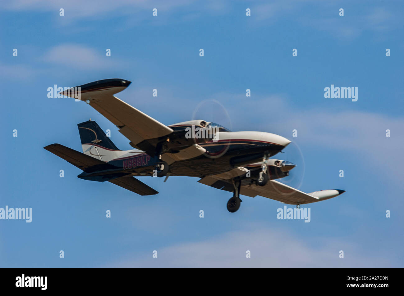 Cessna 310 Landung am Flughafen Lexington Bluegrass in Lexington Kentucky Stockfoto