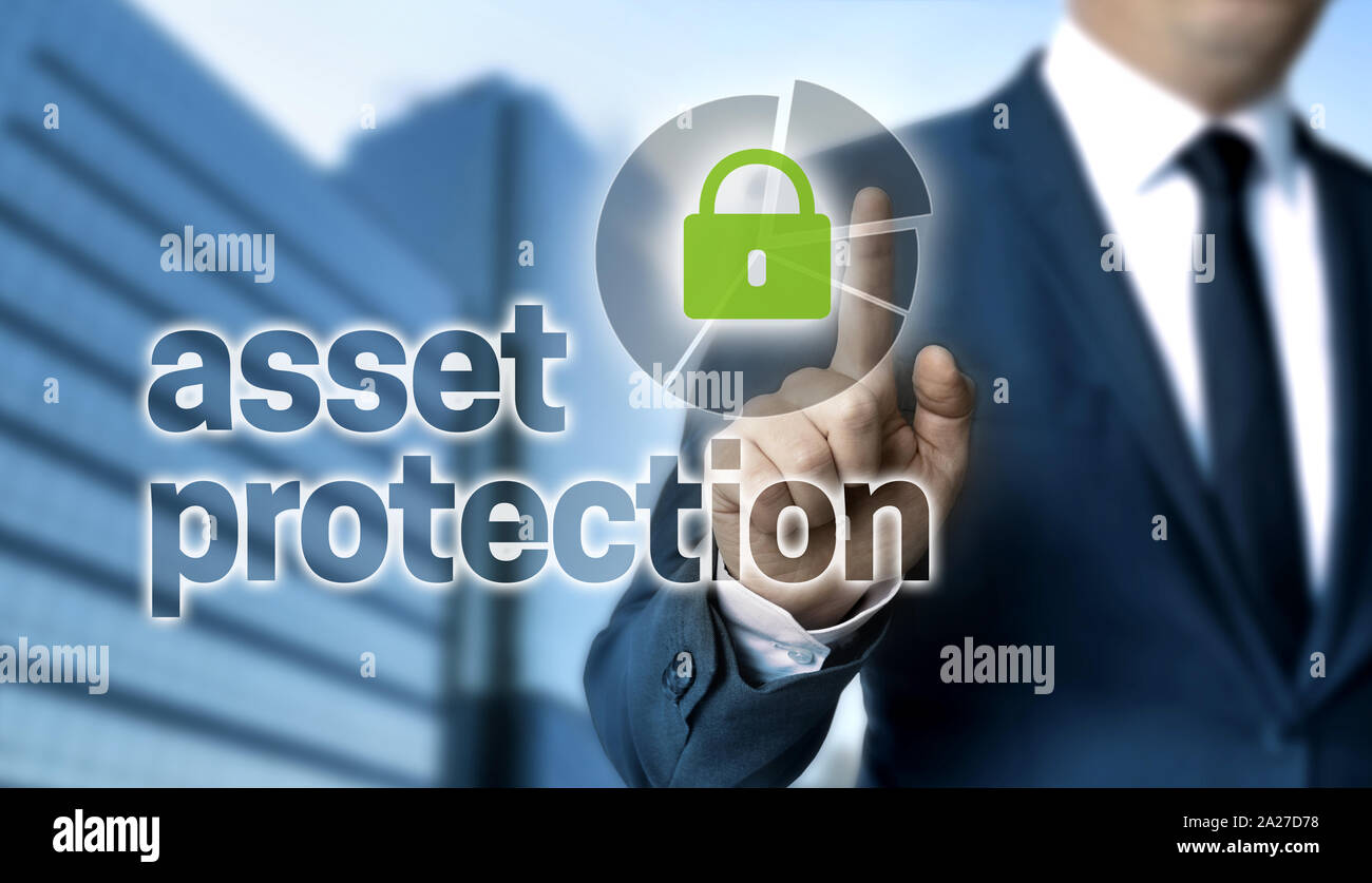 Asset Protection Konzept wird durch Geschäftsmann gezeigt. Stockfoto